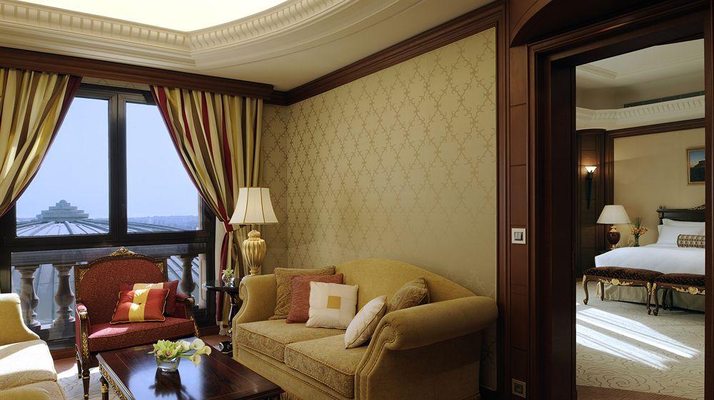 The Ritz-Carlton, Riyadh Exterior photo A suite at the Four Seasons Hotel, Istanbul