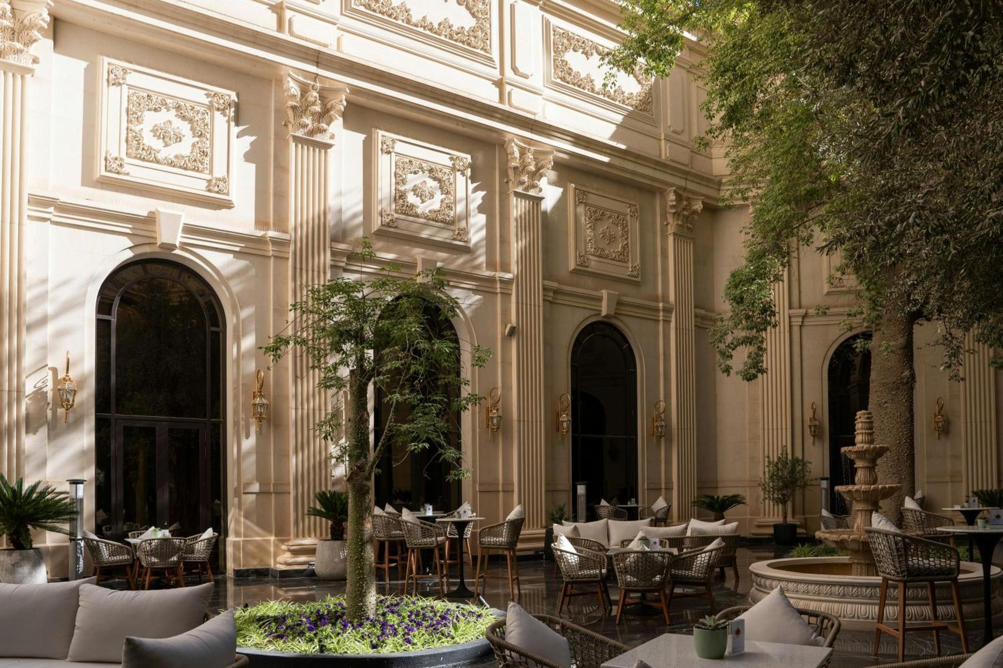 The Ritz-Carlton, Riyadh Exterior photo The courtyard of the hotel