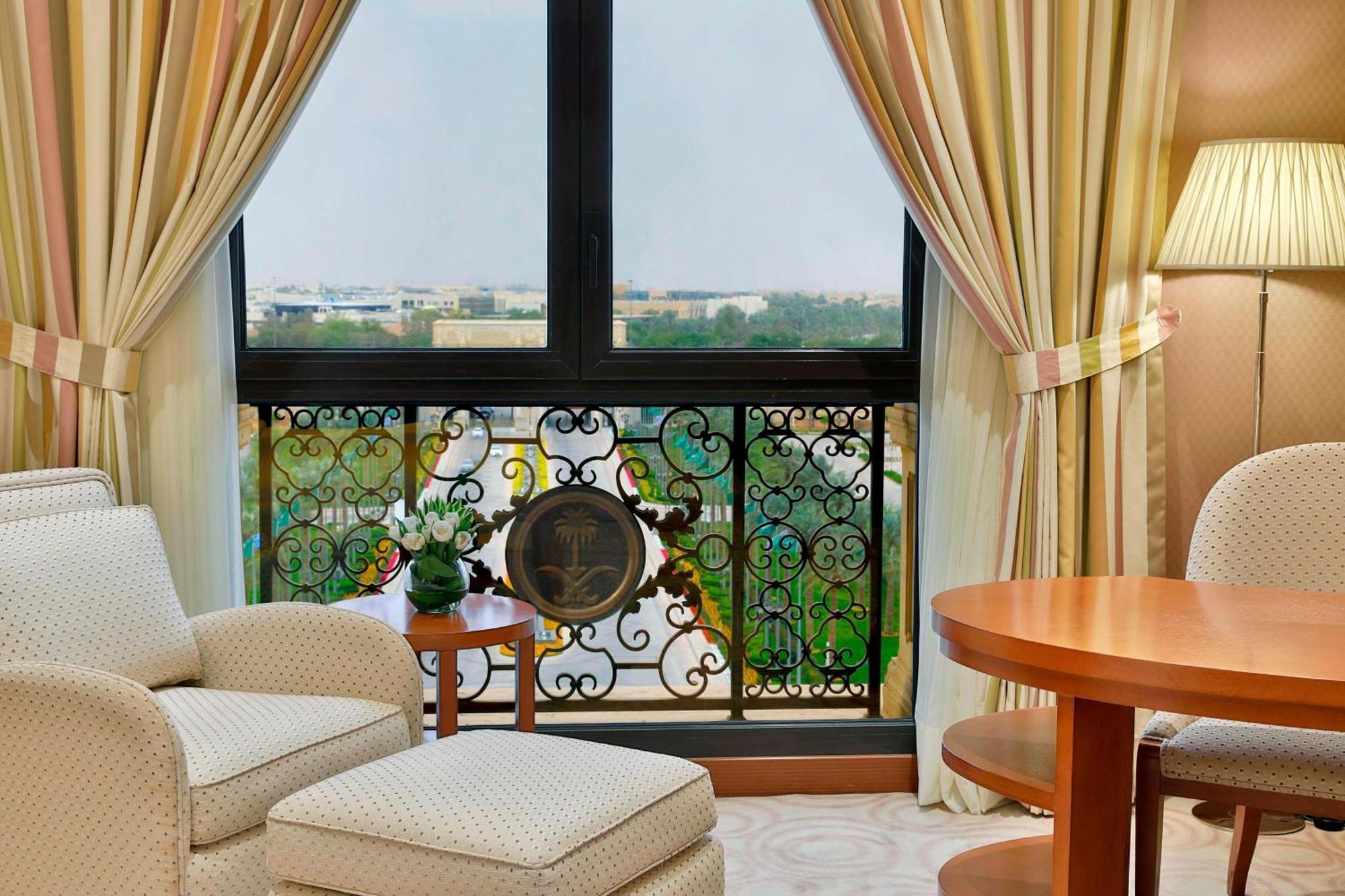 The Ritz-Carlton, Riyadh Exterior photo A room at the Jumeirah Creekside Hotel