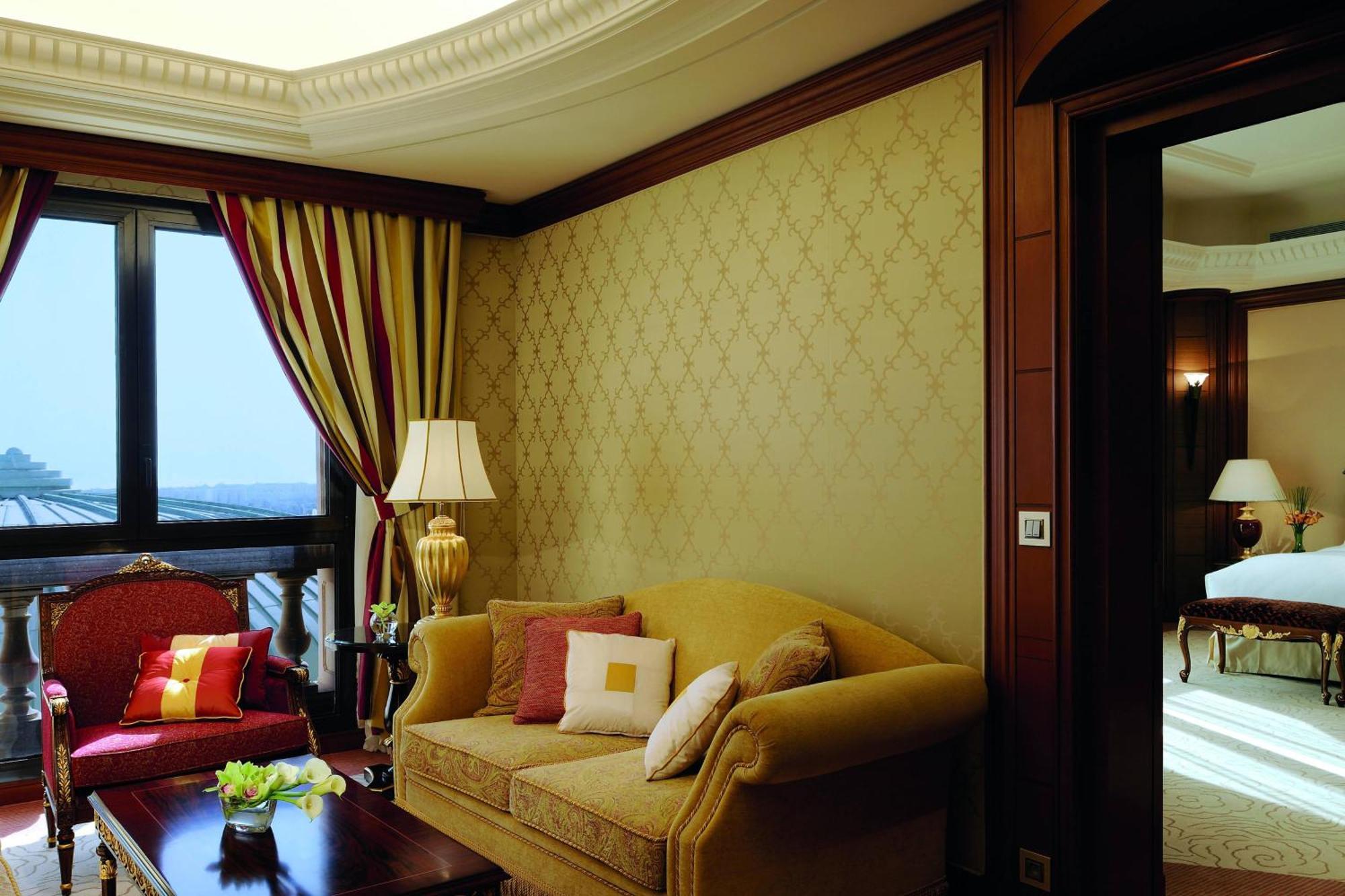 The Ritz-Carlton, Riyadh Exterior photo A suite at the Four Seasons Hotel, Istanbul