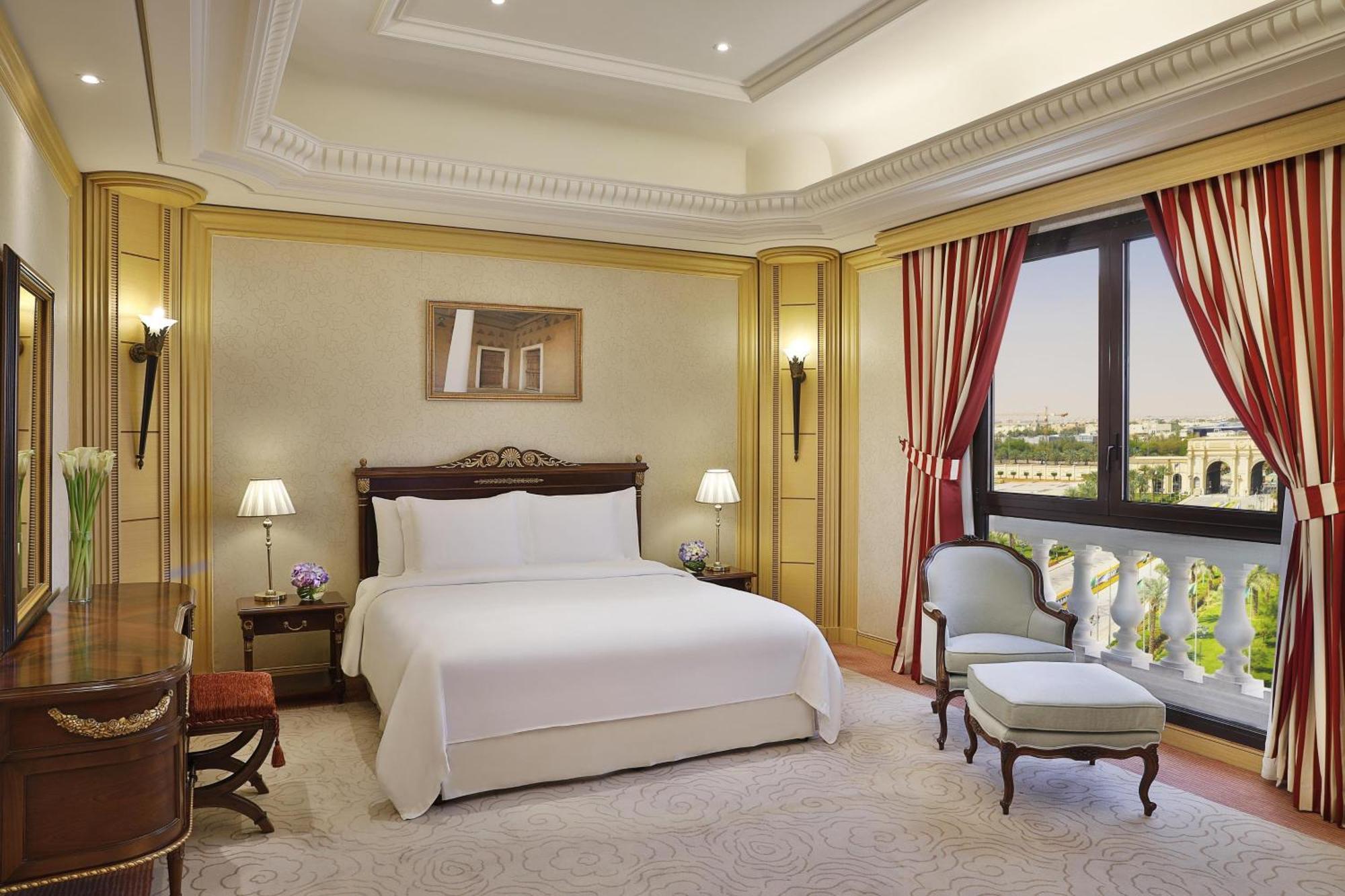 The Ritz-Carlton, Riyadh Exterior photo A bedroom at the Jumeirah Emirates Towers Hotel