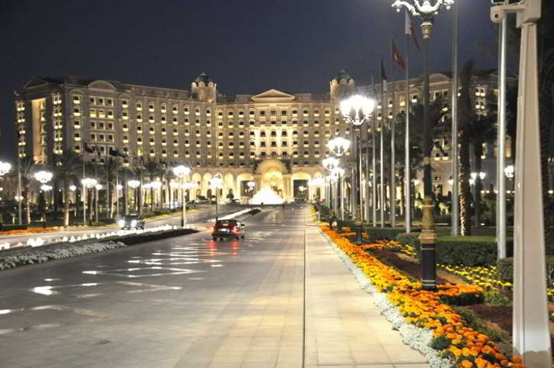 The Ritz-Carlton, Riyadh Exterior photo The hotel at night